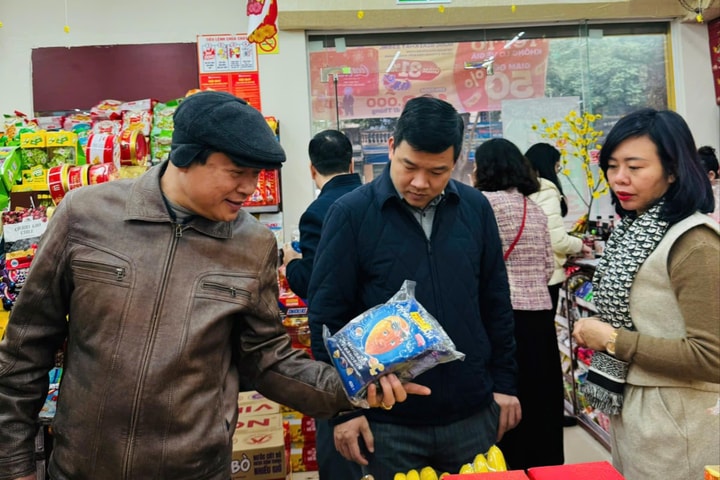 Hà Nội: Phát hiện thực phẩm hết hạn để chung kho hàng tại một siêu thị