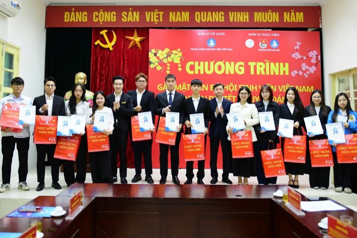 Cùng sinh viên đón Tết vui tươi, ấm áp nghĩa tình