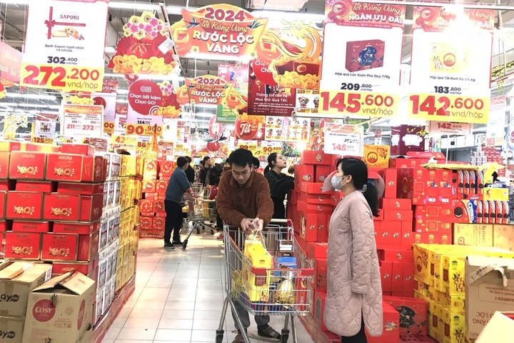 Siêu thị tung khuyến mại, giảm giá sâu kích cầu mua sắm dịp Tết