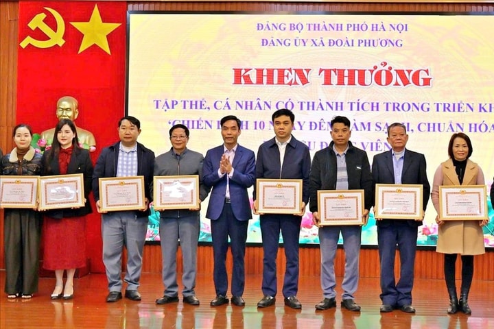 Đoài Phương khen thưởng 11 tập thể, cá nhân trong “Chiến dịch 10 ngày đêm làm sạch, chuẩn hóa dữ liệu đảng viên”