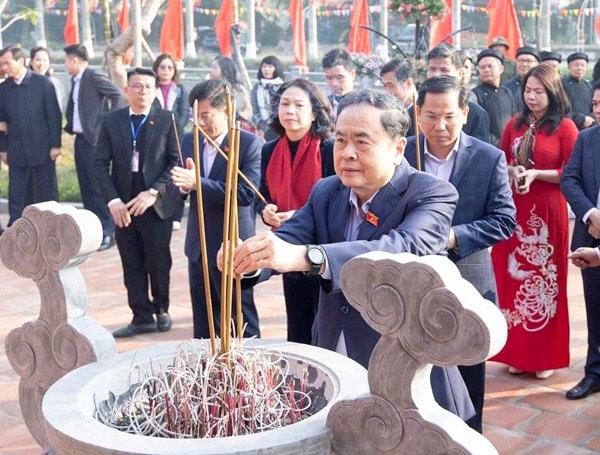 Chủ tịch Quốc hội Trần Thanh Mẫn dâng hương tri ân Trưởng Ban Thường trực Quốc hội Bùi Bằng Đoàn