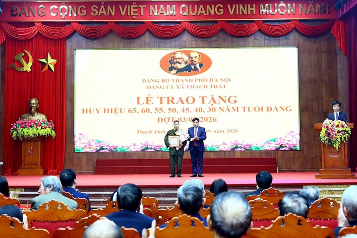 Xã Thạch Thất trao tặng Huy hiệu Đảng đợt 3/2/2026