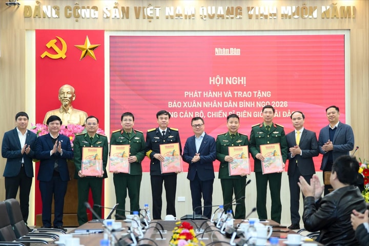 Trao 40.000 số Báo Xuân Nhân Dân Bính Ngọ tặng cán bộ, chiến sĩ biên giới, hải đảo