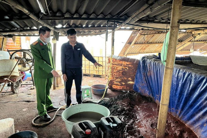 Triệt phá 2 xưởng phân kim xả hàng tấn chất thải nguy hại ra sông Đuống