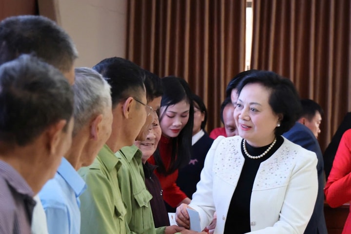 Phó Thủ tướng Phạm Thị Thanh Trà thăm, tặng quà Tết người có công, hộ nghèo, hộ khó khăn tại Nghệ An