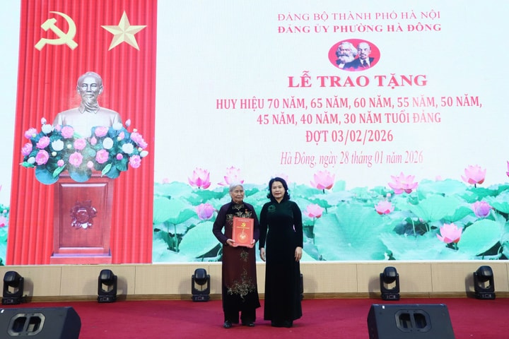 Phường Hà Đông trao Huy hiệu Đảng tặng hơn 300 đảng viên