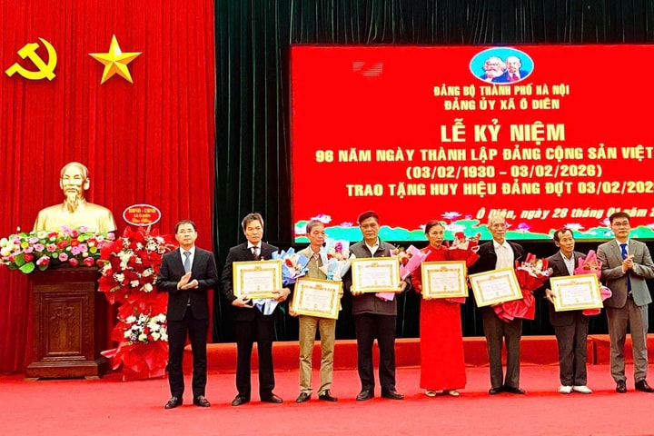 Xã Ô Diên kỷ niệm 96 năm Ngày thành lập Đảng và trao Huy hiệu Đảng tặng đảng viên