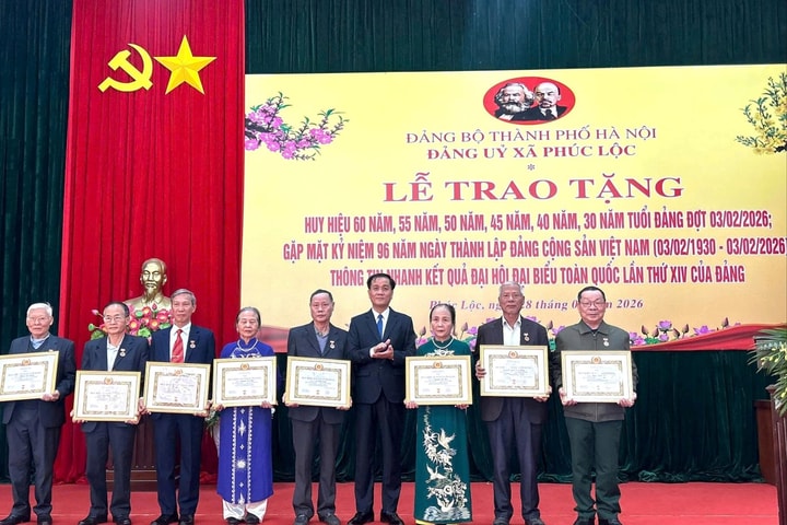 Đảng uỷ xã Phúc Lộc trao Huy hiệu Đảng tặng các đảng viên