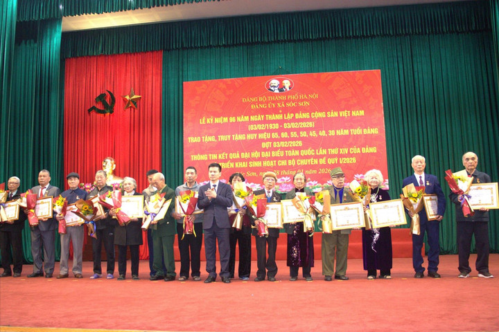 Xã Sóc Sơn có 122 đảng viên được truy tặng và trao tặng Huy hiệu Đảng đợt 3-2