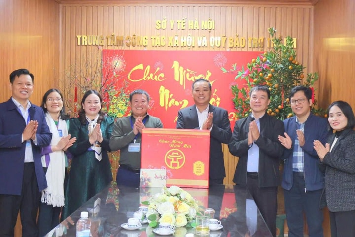 Thăm, tặng quà Tết tại Hội Người mù thành phố và Trung tâm Công tác xã hội và Quỹ Bảo trợ trẻ em Hà Nội