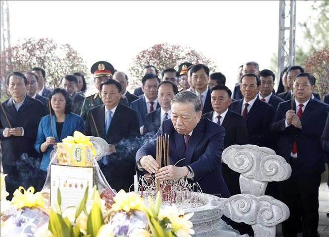 Tổng Bí thư Tô Lâm dâng hương tưởng niệm các Tổng Bí thư Trần Phú và Hà Huy Tập tại Hà Tĩnh