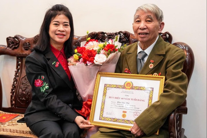 Phú Lương trao Huy hiệu 60 năm tuổi Đảng tặng đảng viên lão thành