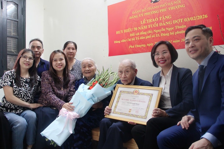 Trao Huy hiệu 70 năm tuổi Đảng tặng đảng viên lão thành Nguyễn Ngọc Thuận