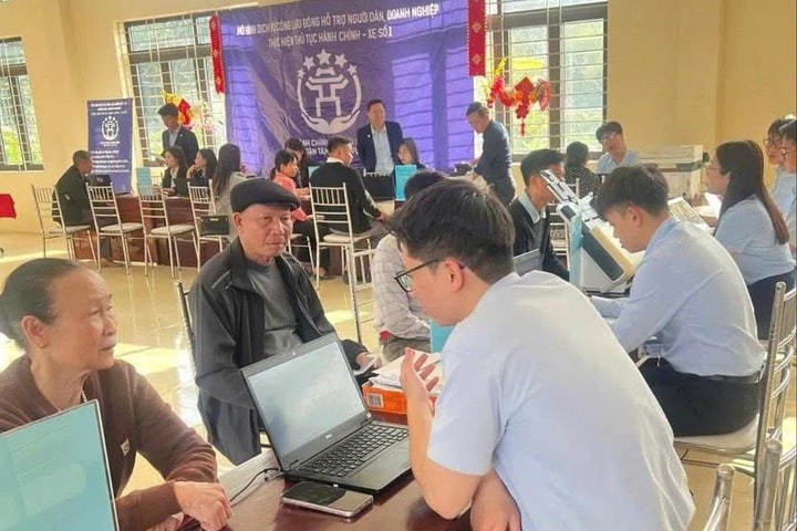 Xe dịch vụ công lưu động hỗ trợ người dân thôn Đồng Chiêm