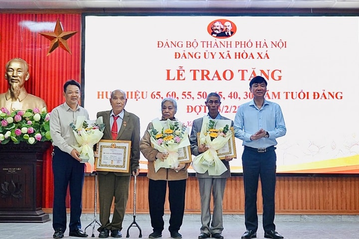 Đảng ủy xã Hòa Xá tôn vinh bản lĩnh và cống hiến của các đảng viên lão thành