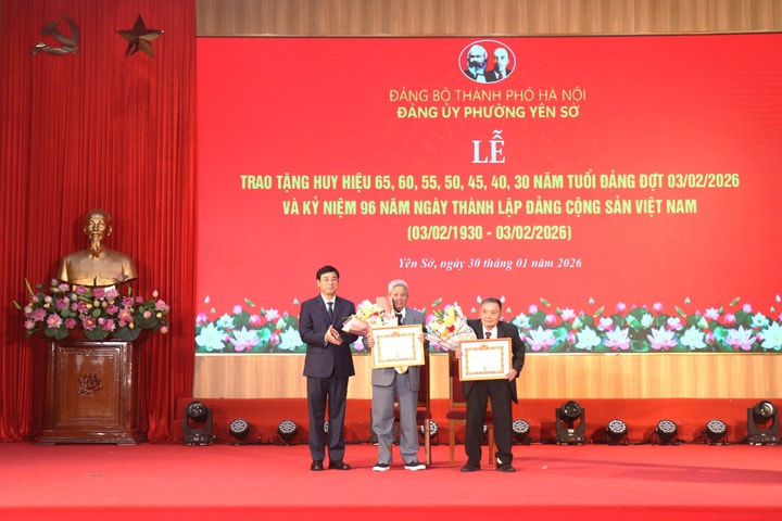 Đảng bộ phường Yên Sở trao Huy hiệu Đảng đợt 3-2