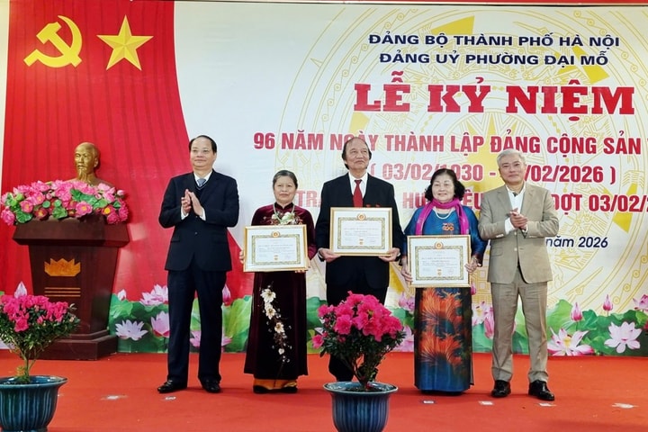 Hà Nội 68 đảng viên phường Đại Mỗ vinh dự nhận Huy hiệu Đảng