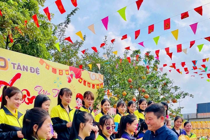 Công ty Tân Đệ trao quà Tết và thưởng lương tháng 13, 14, 15 cho người lao động