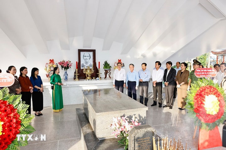 Chủ tịch Quốc hội Trần Thanh Mẫn dâng hương, viếng mộ Cụ Phó bảng Nguyễn Sinh Sắc