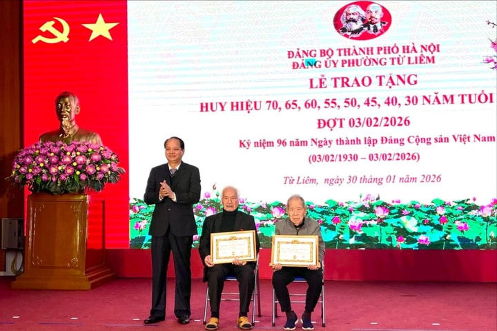 Phường Từ Liêm trao Huy hiệu Đảng đợt 3-2