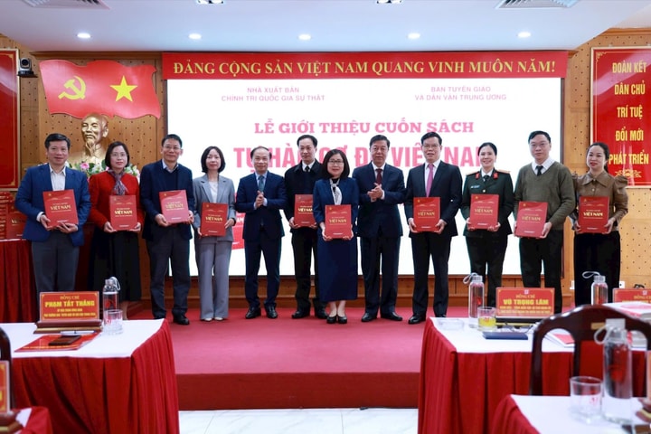 Cuốn sách “Tự hào cơ đồ Việt Nam”: Bức tranh sinh động về một Việt Nam phát triển hùng cường