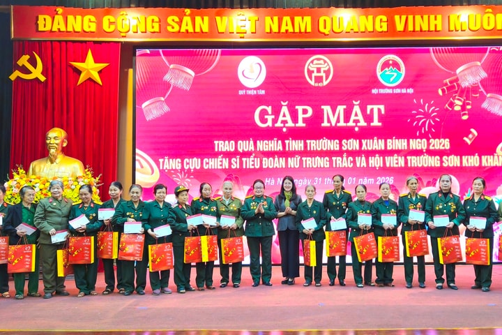 Hội Trường Sơn Hà Nội trao quà cho hội viên và các chiến sĩ Tiểu đoàn nữ Trưng Trắc