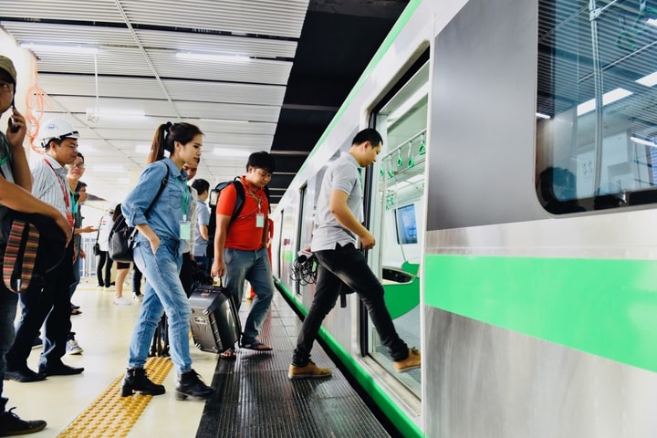 Những chuyến tàu mùa xuân kể câu chuyện văn minh đô thị