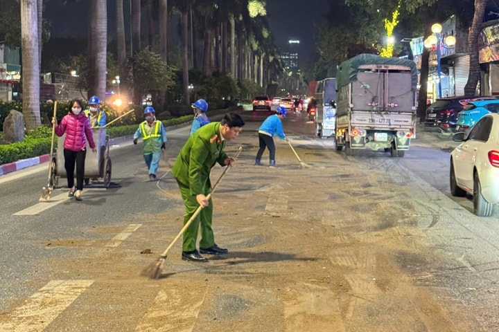 Bát Tràng xử lý kịp thời vệt dầu loang bảo đảm an toàn giao thông