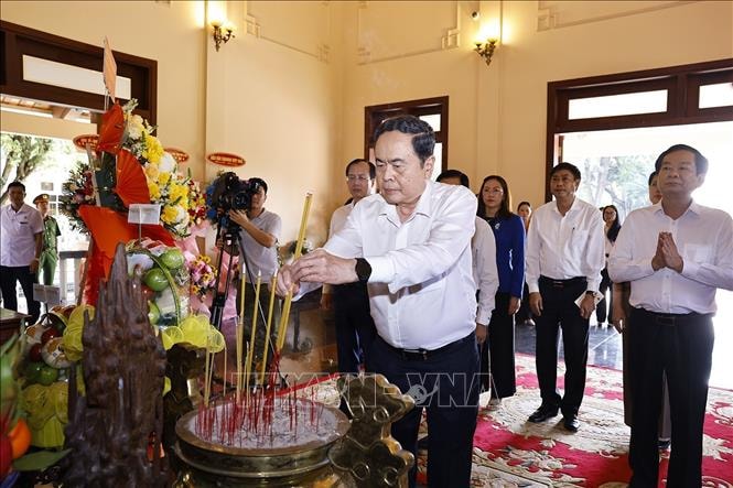 Chủ tịch Quốc hội dâng hương tưởng nhớ Chủ tịch Hội đồng Bộ trưởng Phạm Hùng và Thủ tướng Võ Văn Kiệt