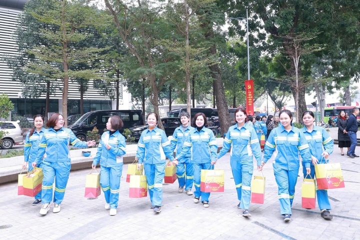 50 công nhân Công ty Môi trường đô thị Hà Nội được nhận quà Tết