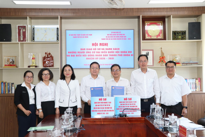 TP Hồ Chí Minh bàn giao hồ sơ người ứng cử ĐBQH và HĐND