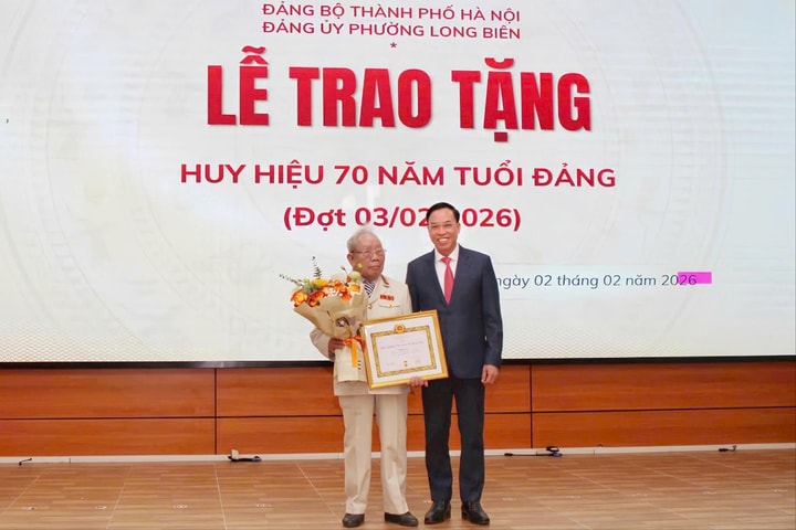Phường Long Biên: 53 đảng viên vinh dự nhận Huy hiệu Đảng