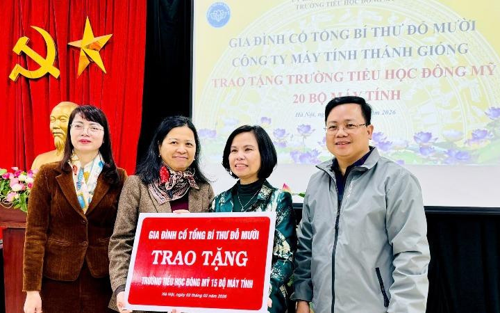 Gia đình cố Tổng Bí thư Đỗ Mười trao tặng 20 bộ máy tính cho Trường Tiểu học Đông Mỹ