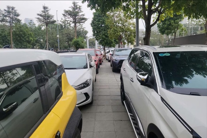 Ô tô chiếm dụng lòng đường, vỉa hè tại nhiều khu dân cư