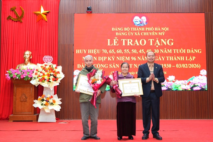 Chuyên Mỹ trao Huy hiệu Đảng tặng 22 đảng viên
