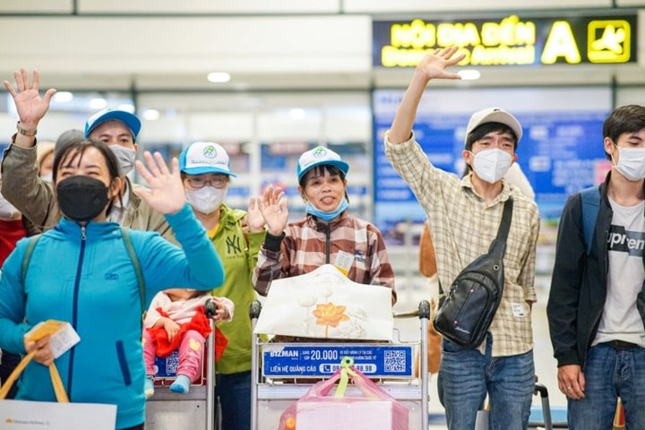 Vé máy bay Tết bằng tháng lương, người trẻ lao đao đường về quê