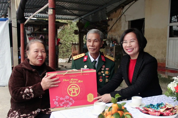 Chủ tịch Ủy ban MTTQ TP Hà Nội thăm, tặng quà người có công