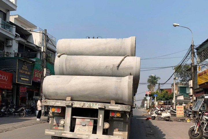 Xử phạt tài xế xe đầu kéo chở ống cống thiếu an toàn trên đường Ngô Gia Tự