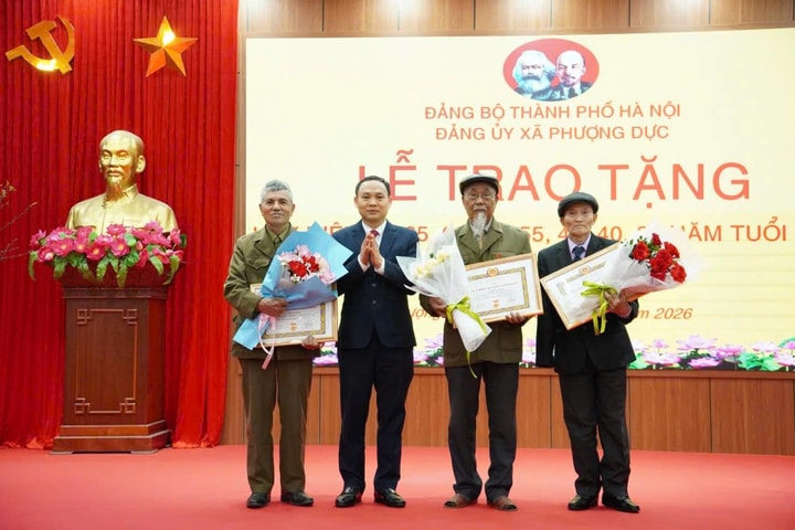 Phượng Dực trao Huy hiệu Đảng đợt 3-2
