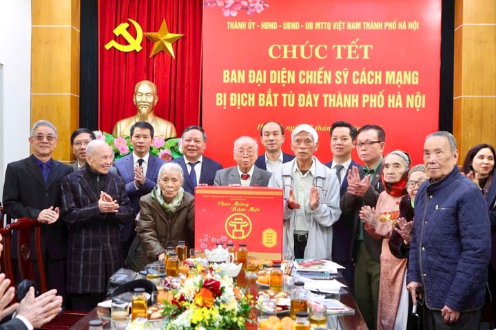 Phó Bí thư Thường trực Thành ủy Nguyễn Văn Phong thăm, tặng quà cán bộ lão thành
