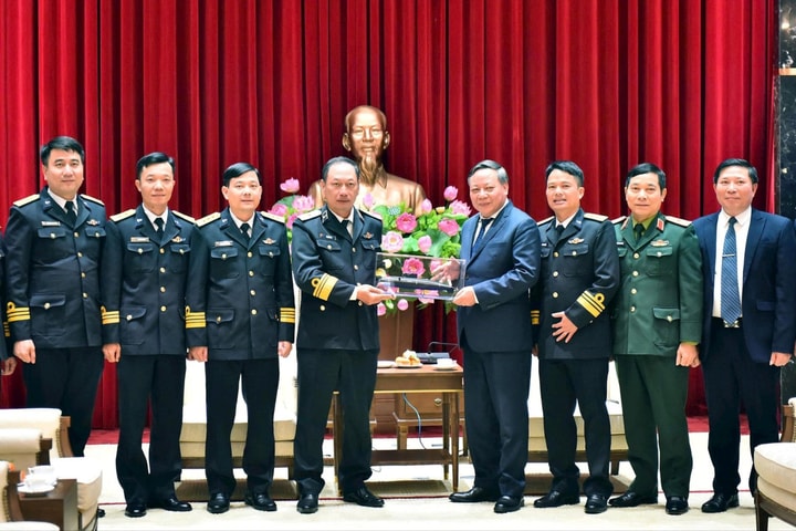 Phó Bí thư Thường trực Thành ủy Nguyễn Văn Phong tiếp Đoàn công tác Quân chủng Hải quân