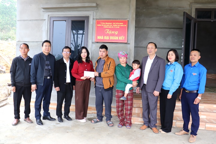 Báo Hànộimới và các nhà hảo tâm khánh thành nhà Đại đoàn kết tại xã Hùng Lợi, Tuyên Quang