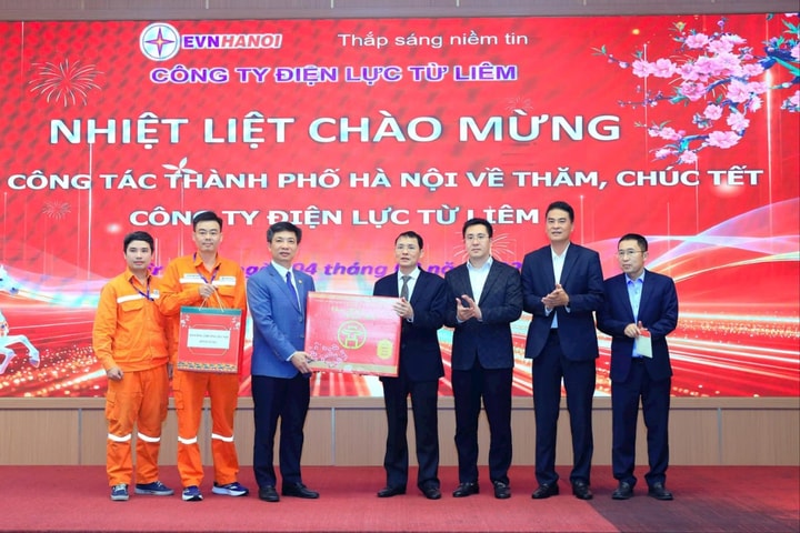 Hơn 6.000 cán bộ ngành điện Hà Nội trực bảo đảm điện phục vụ Tết