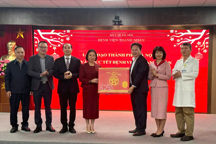 Phó Chủ tịch HĐND TP Hà Nội Phạm Thị Thanh Mai thăm, chúc Tết Bệnh viện Thanh Nhàn