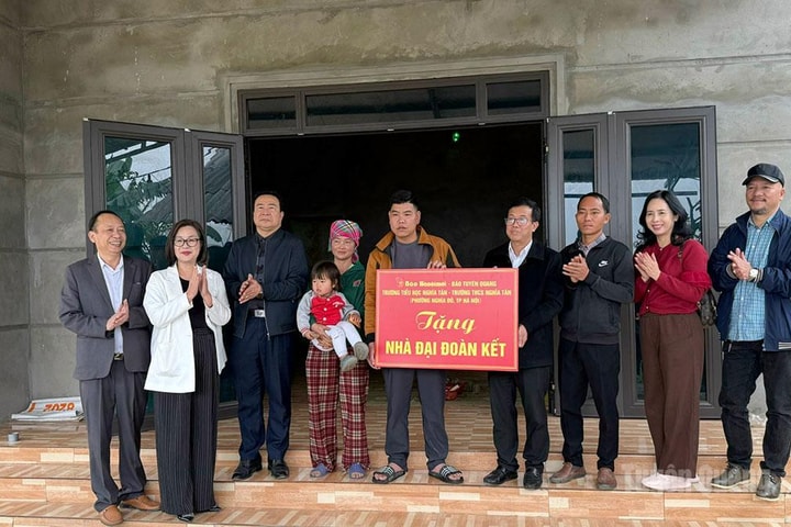 Báo Hànộimới hỗ trợ xây nhà Đại đoàn kết cho hộ nghèo đón Tết tại xã Hùng Lợi, Tuyên Quang