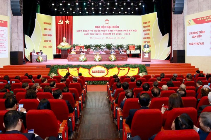 Bộ trưởng Nguyễn Kim Sơn tặng quà Tết các gia đình khó khăn tại xã Thanh Oai