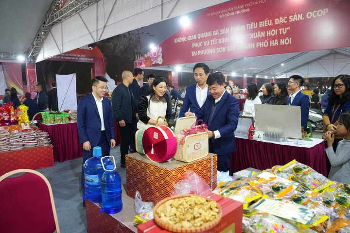 Khai mạc không gian quảng bá sản phẩm tiêu biểu, đặc sản, OCOP phục vụ Tết Bính Ngọ tại Sơn Tây
