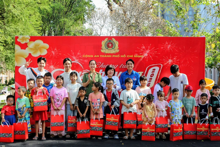Tuổi trẻ Công an TP Hồ Chí Minh: Mang Tết sẻ chia đến bệnh nhi qua Một ngày làm chiến sĩ