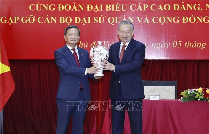 Tổng Bí thư Tô Lâm gặp gỡ cán bộ Đại sứ quán và cộng đồng người Việt Nam tại Lào