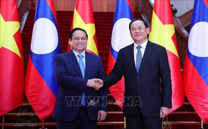 Thủ tướng Phạm Minh Chính gặp Thủ tướng Lào Sonexay Siphandone